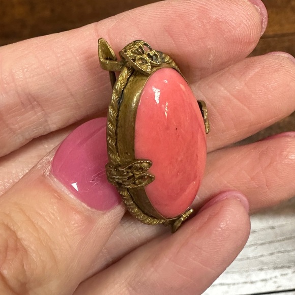 Vintage pink coral oval stone brooch set in gold tone hardware Czech - Picture 5 of 13